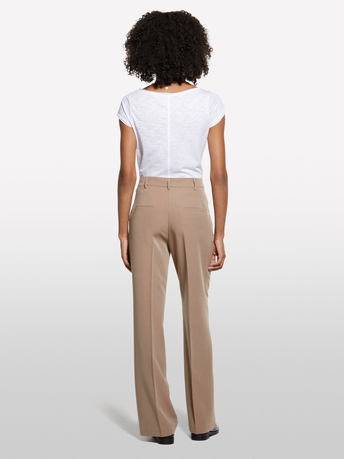 T-shirt branca decote em V com corte vivo - ucb_image_B