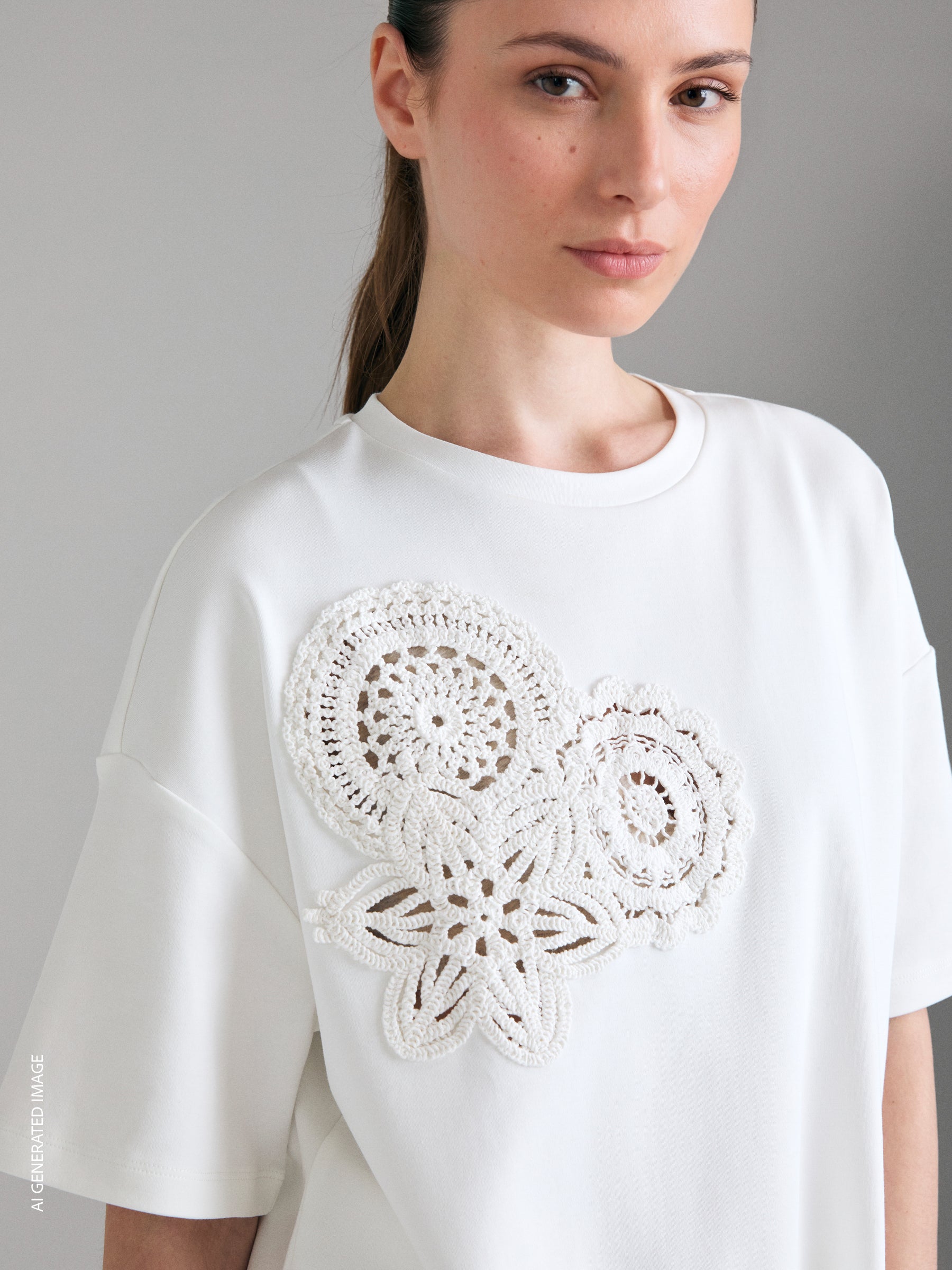 T-shirt com bordado crochê - ucb_image_FY