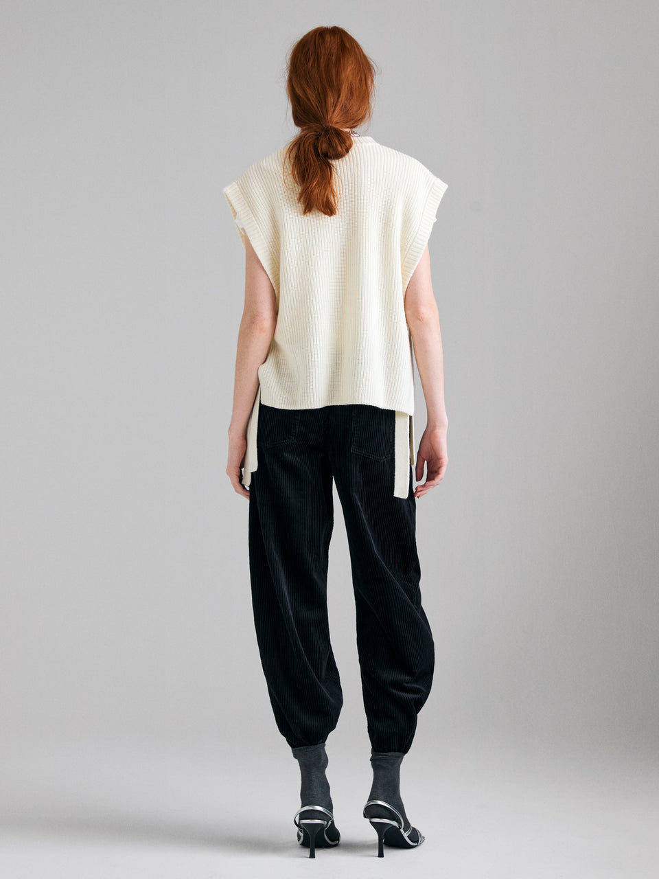 Gilet in maglia con lacci  - ucb_image_B