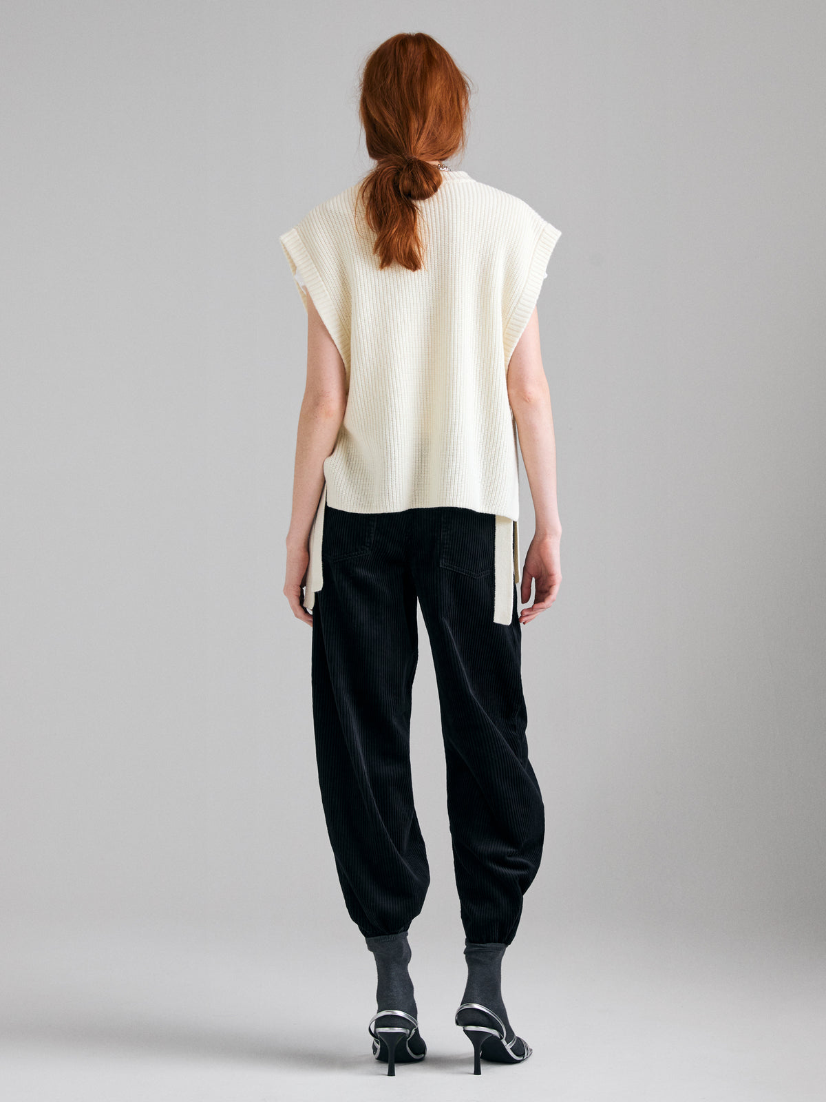 Gilet in maglia con lacci  - ucb_image_B