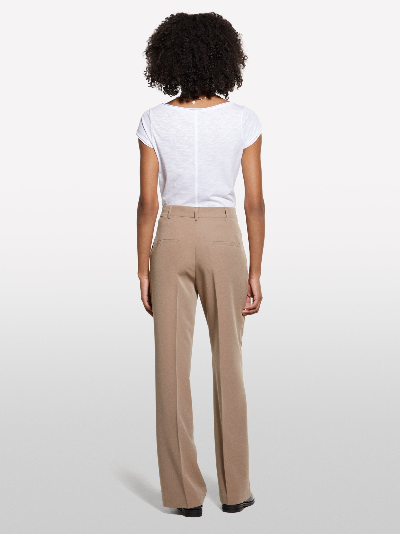 T-shirt branca decote em V com corte vivo - ucb_image_B