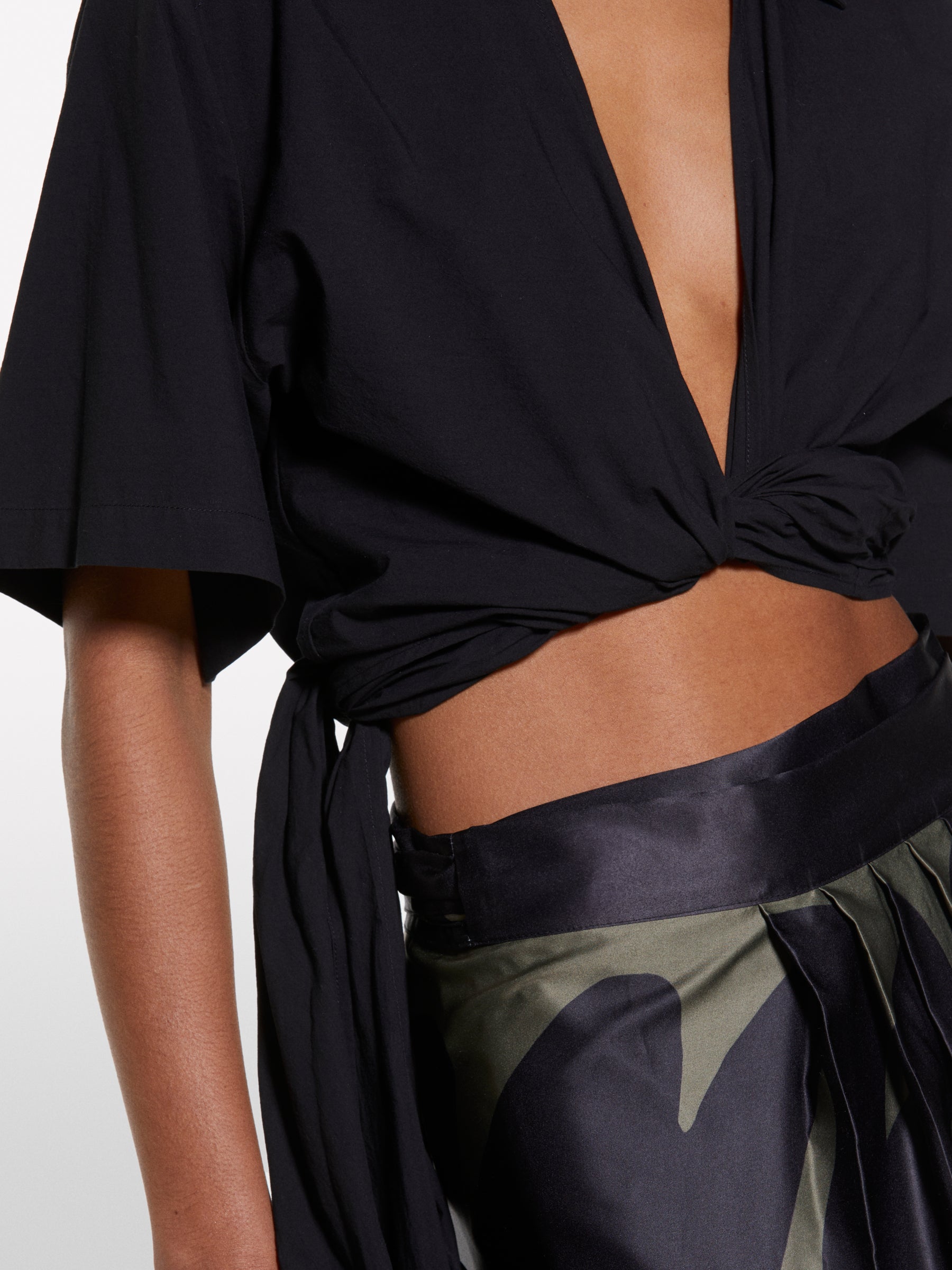 Camisa preta cruzada - ucb_image_FY