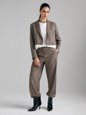 Blazer cropped às riscas