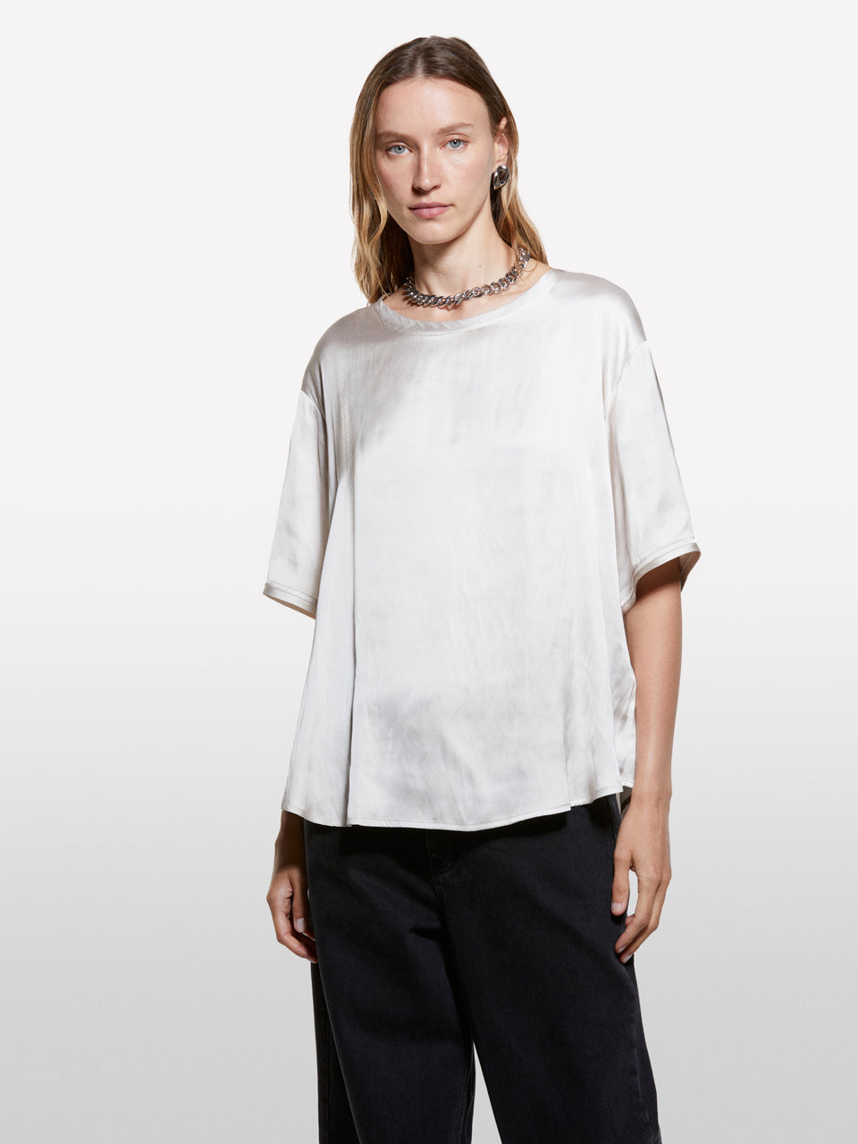 Blusa bege over fit em cetim - ucb_image_FY
