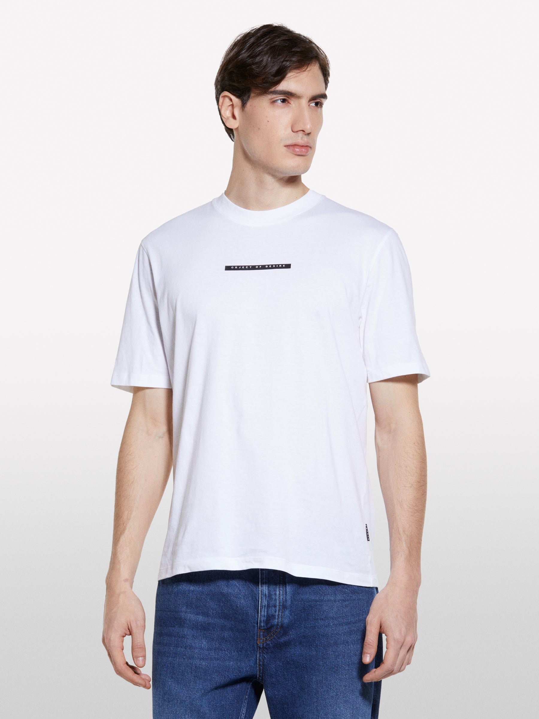 T-shirt branca com estampa de letra - ucb_image_FY