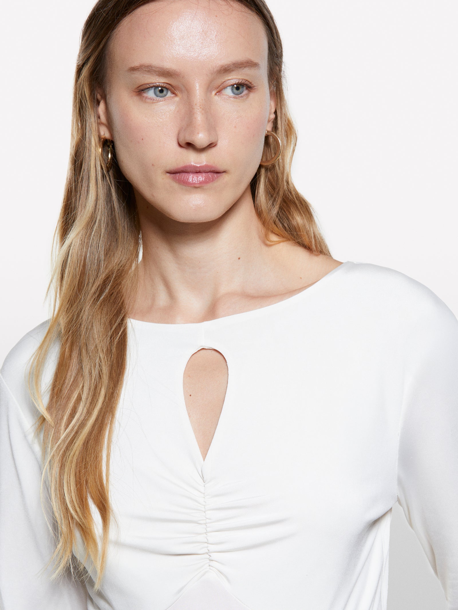 Cream white t-shirt with curl 