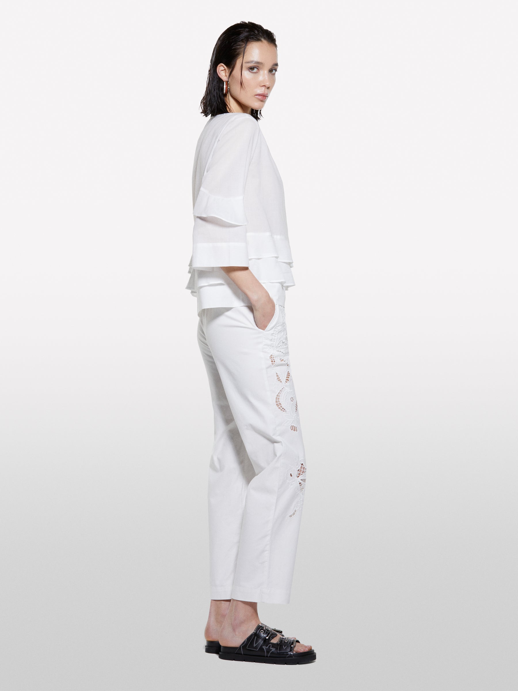 Blusa branca com folhos - ucb_image_F