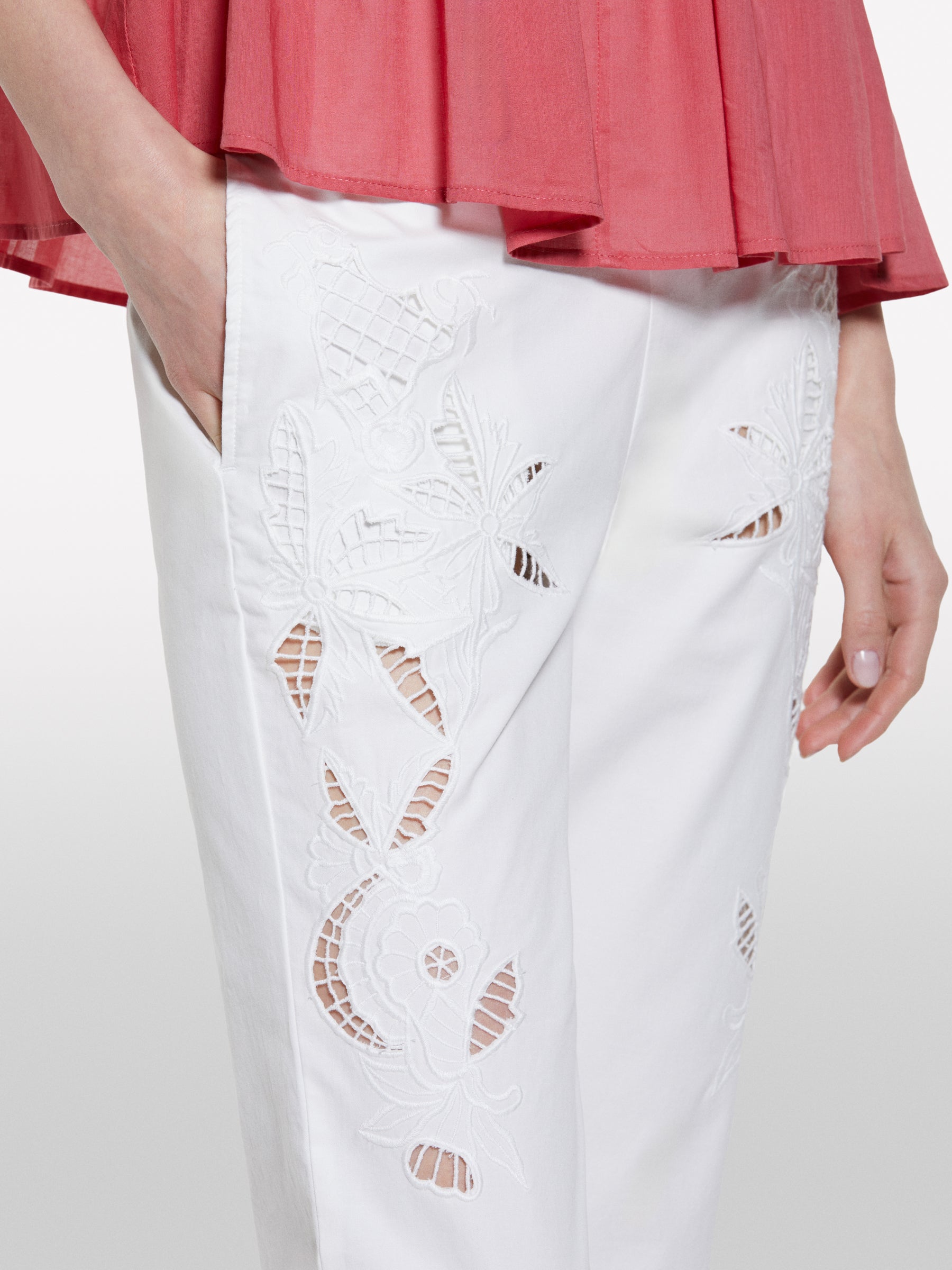 Calças brancas com bordados - ucb_image_FY