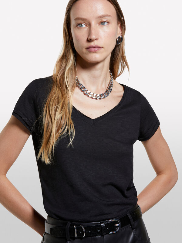 T-shirt decote em V preto - t-shirt de manga curta para mulher | Sisley