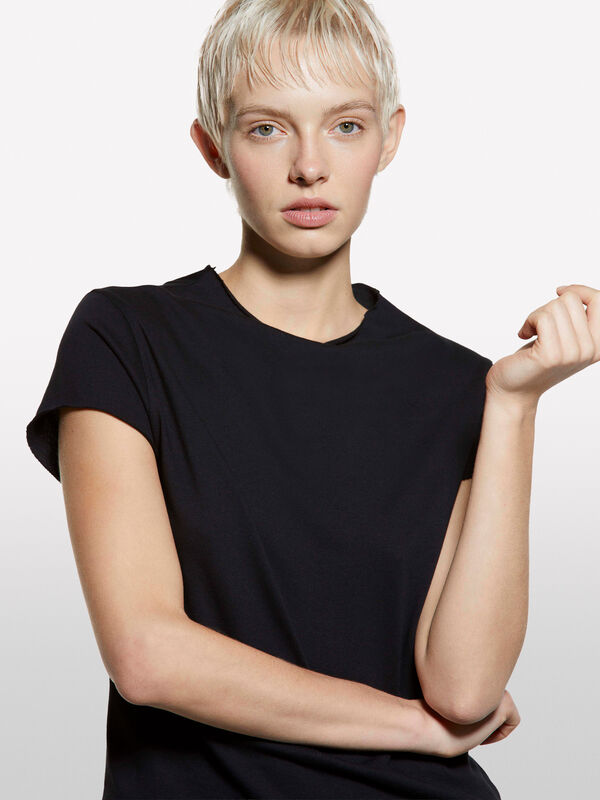 T-shirt preta com gola halter T-shirt preta com gola halter - t-shirt de manga curta para mulher | Sisley