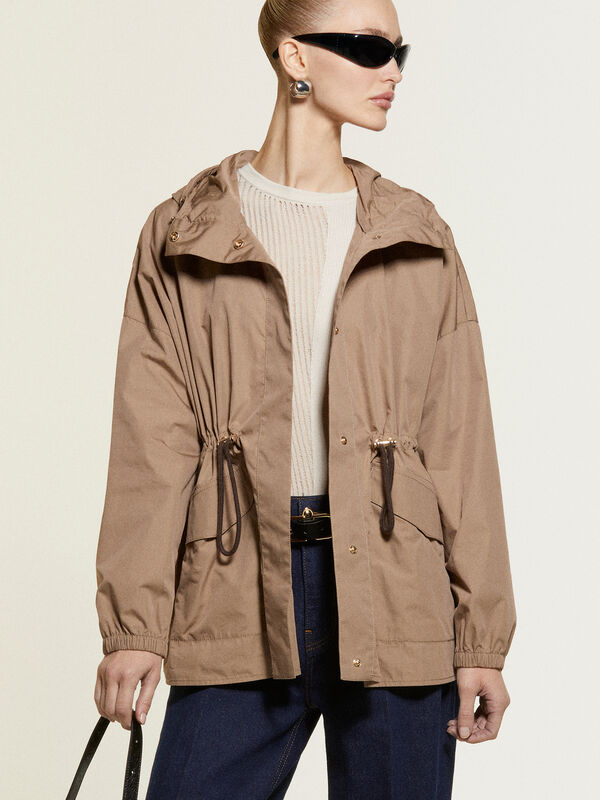 Parka curto castanho com capuz - blusões e casacos para mulher | Sisley