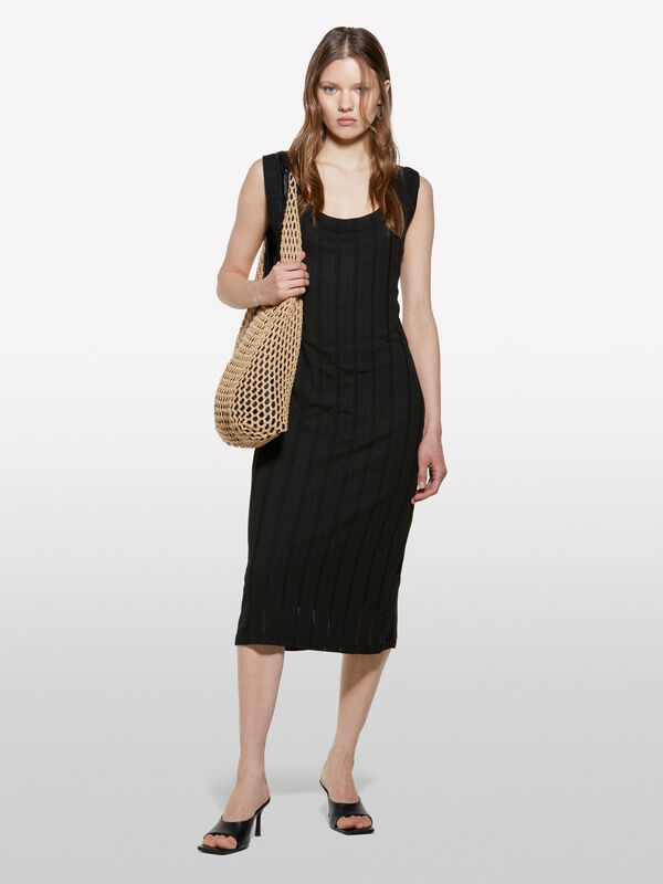 Vestido preto canelado - vestidos midi para mulher | Sisley