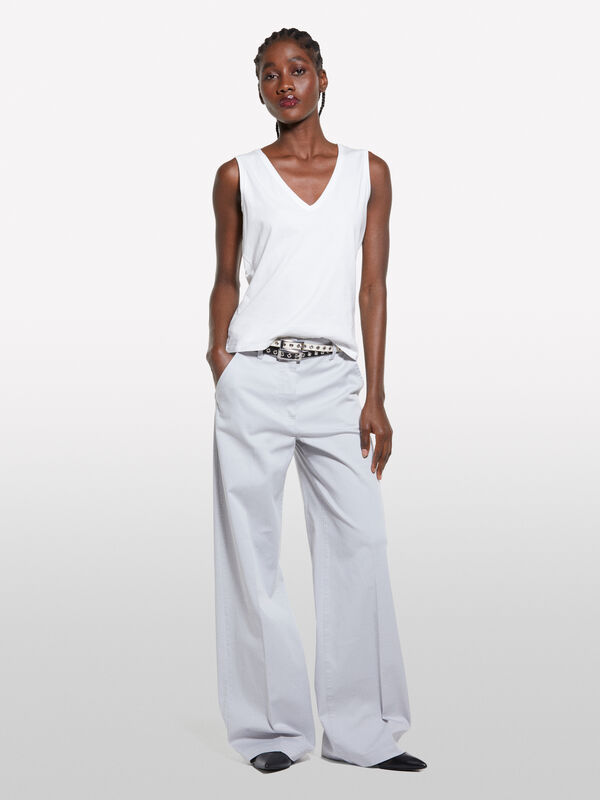 Top branco com decote em V Top branco com decote em V - tops para mulher | Sisley