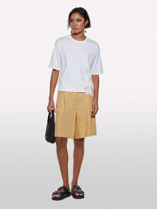 T-shirt branca com bordado assim&eacute;trico - t-shirt de manga curta para mulher | Sisley