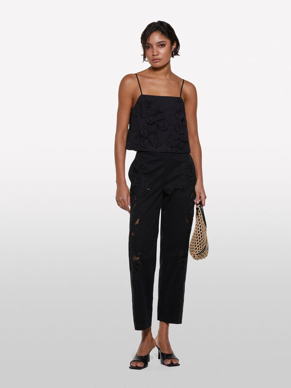 Top cropped preto com flores Top cropped preto com flores - tops para mulher | Sisley