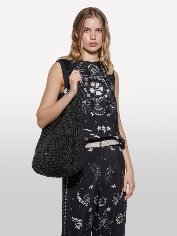 Top preto estampado com decote atrás - tops para mulher | Sisley