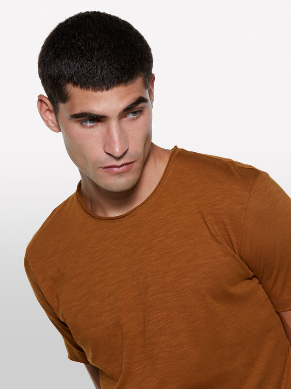 T-shirt de manga curta slim fit terracota T-shirt de manga curta slim fit terracota - t-shirt de manga curta para homem | Sisley