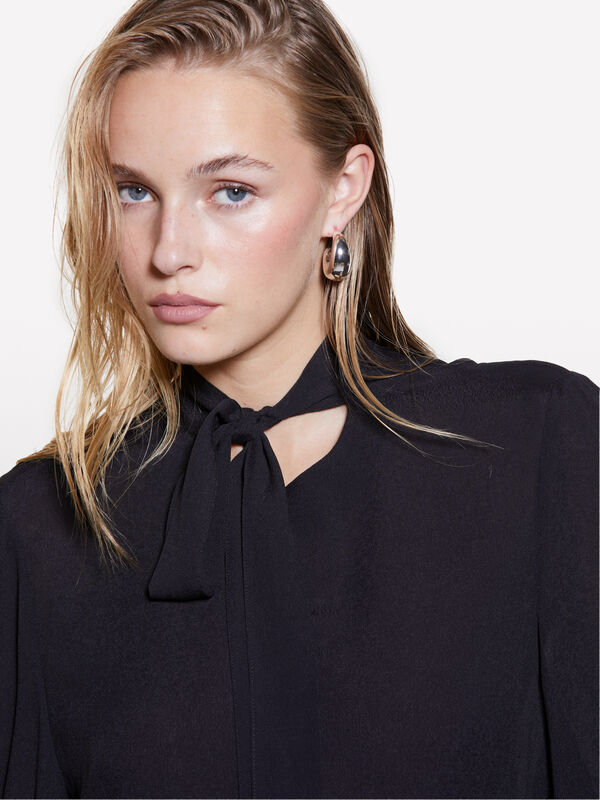 Blusa preta com laço  - blusas para mulher | Sisley