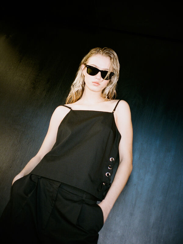 Top preto com atilhos Top preto com atilhos - tops para mulher | Sisley