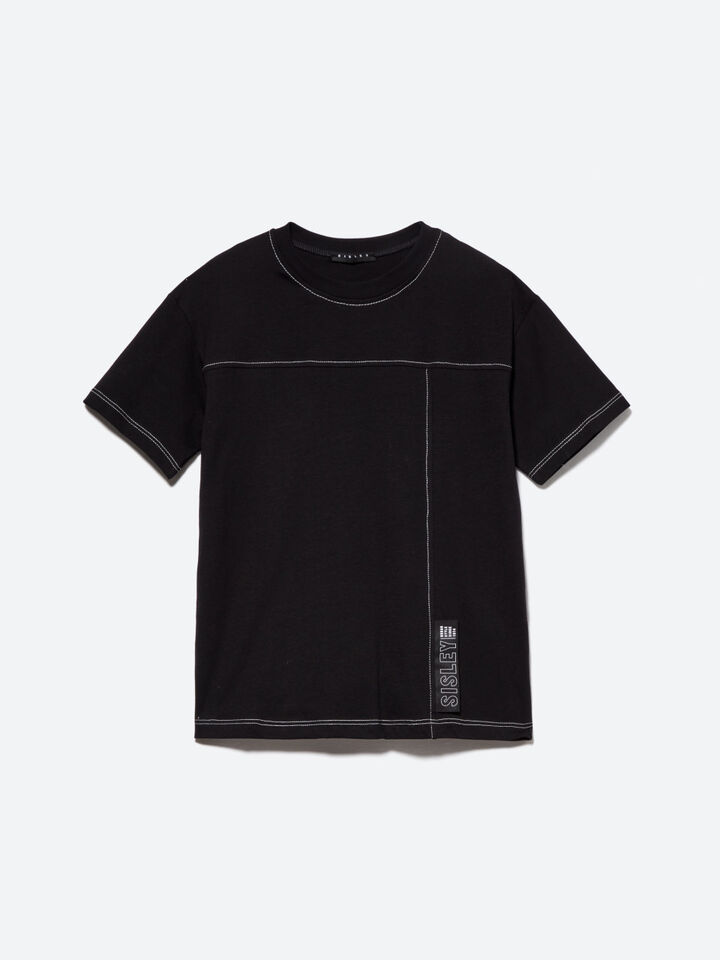 T-shirt com etiqueta log&oacute;tipo Menino