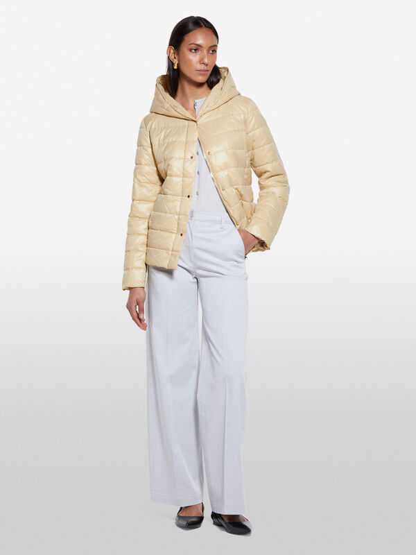 Casaco acolchoado cor camelo com laço - casacos de penas e casacos acolchoados para mulher | Sisley