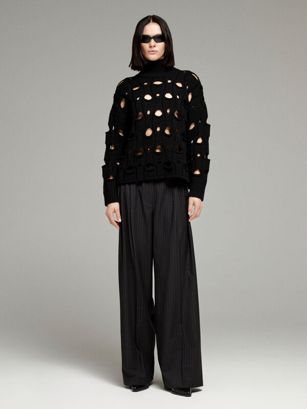 Camisola preta em perfurada  - camisolas gola alta para mulher | Sisley