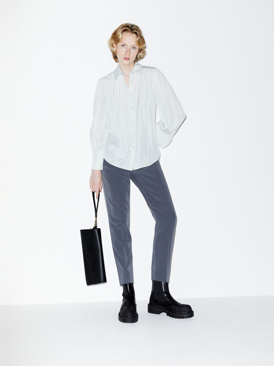 Camisa em cetim Mulher image number null