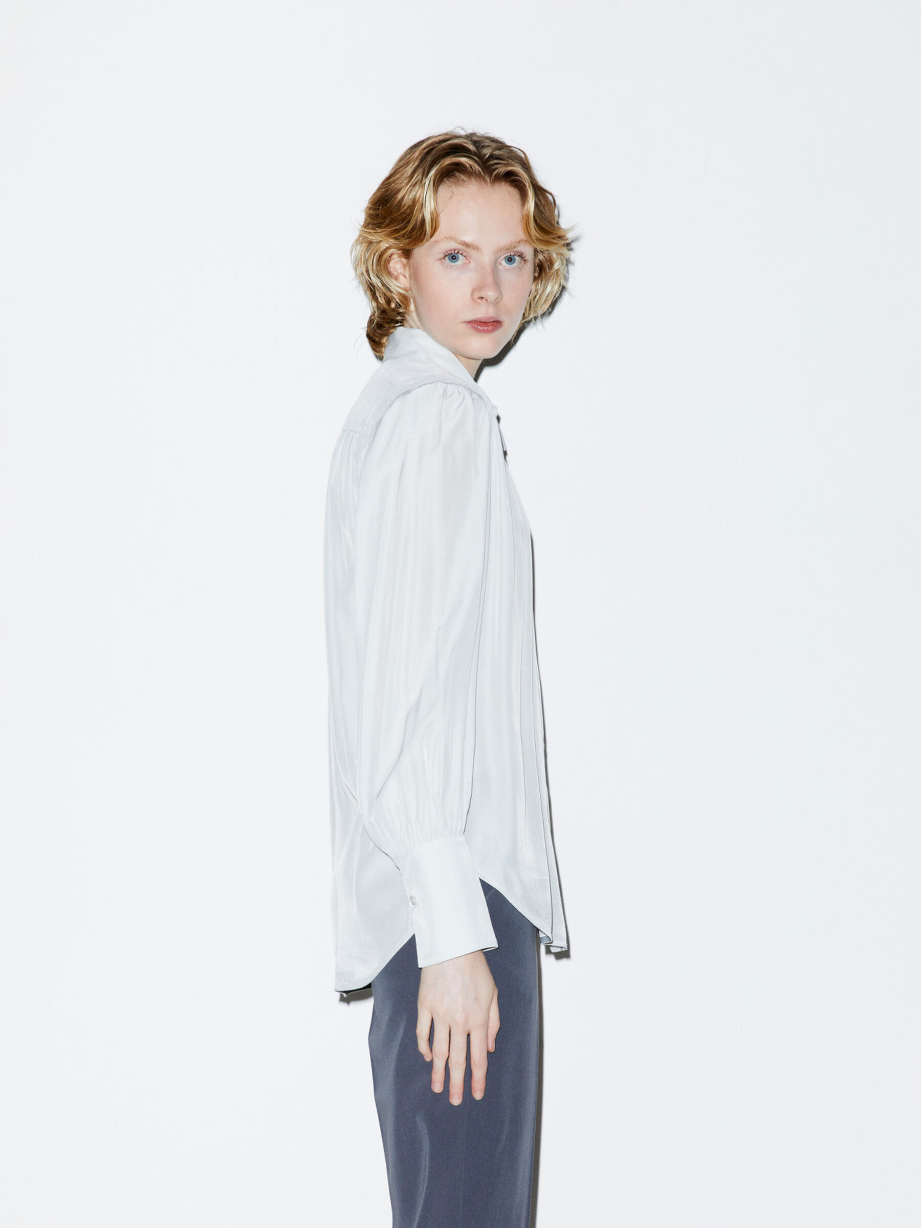 Camisa em cetim Mulher image number null