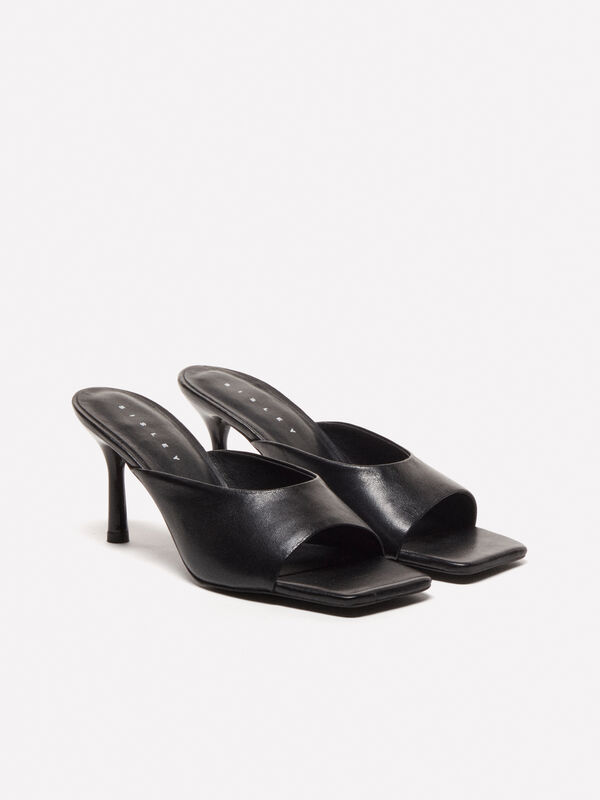 Sandálias mules pretas em pele - sapatos com salto mulher | Sisley