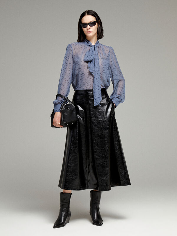 Blusa azul força aérea em chiffon às bolinhas  - blusas para mulher | Sisley