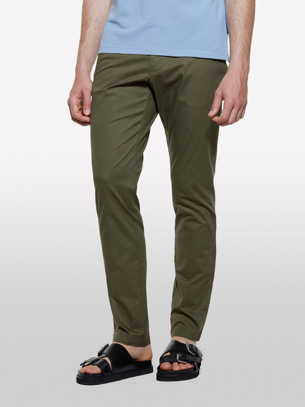 Calças chino verde militar slim fit - calças slim para homem | Sisley