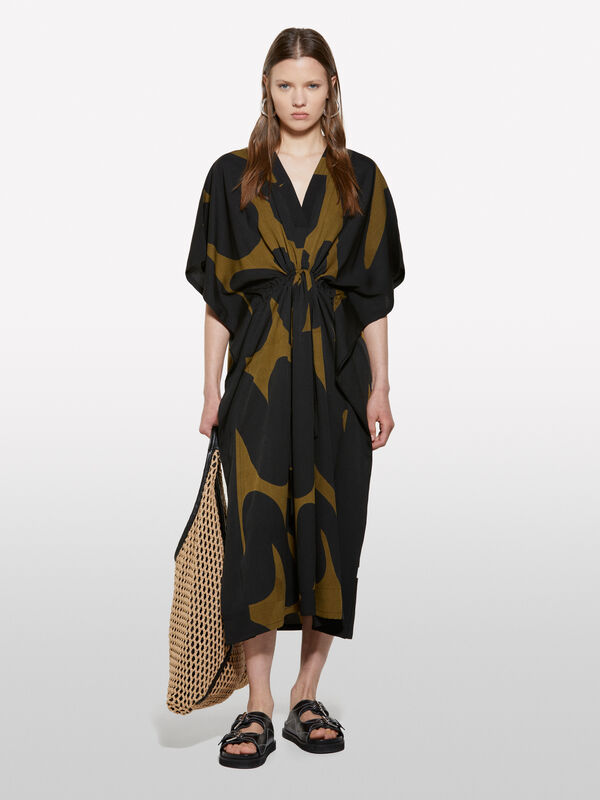 Kaftan comprido estampado fundo escuro. - vestidos midi para mulher | Sisley