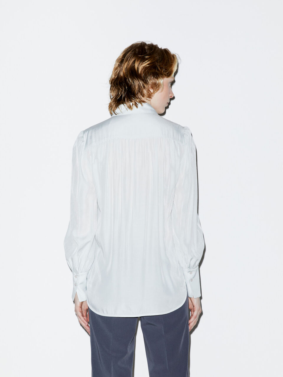 Camisa em cetim Mulher image number null