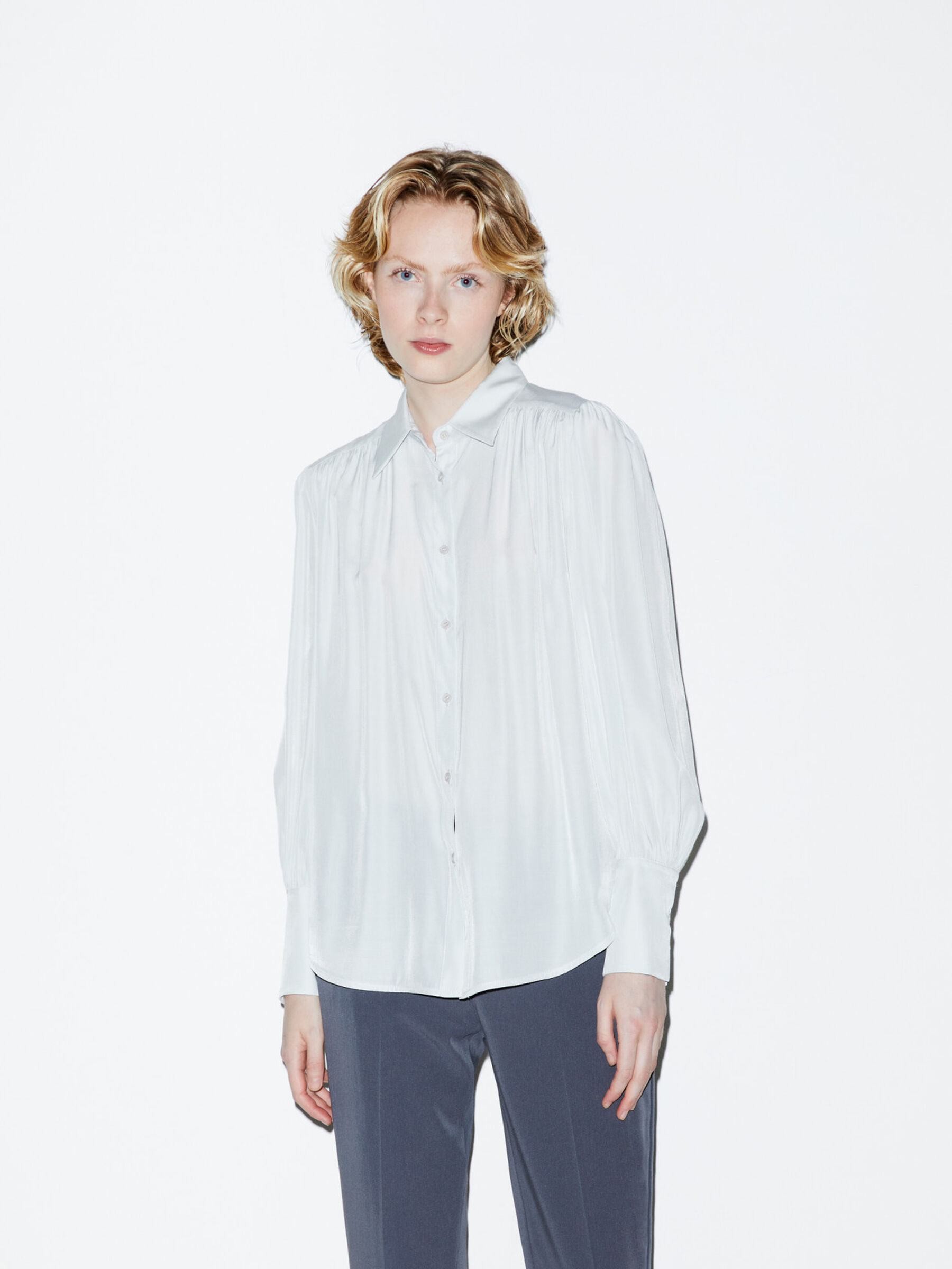 Camisa em cetim Mulher image number null